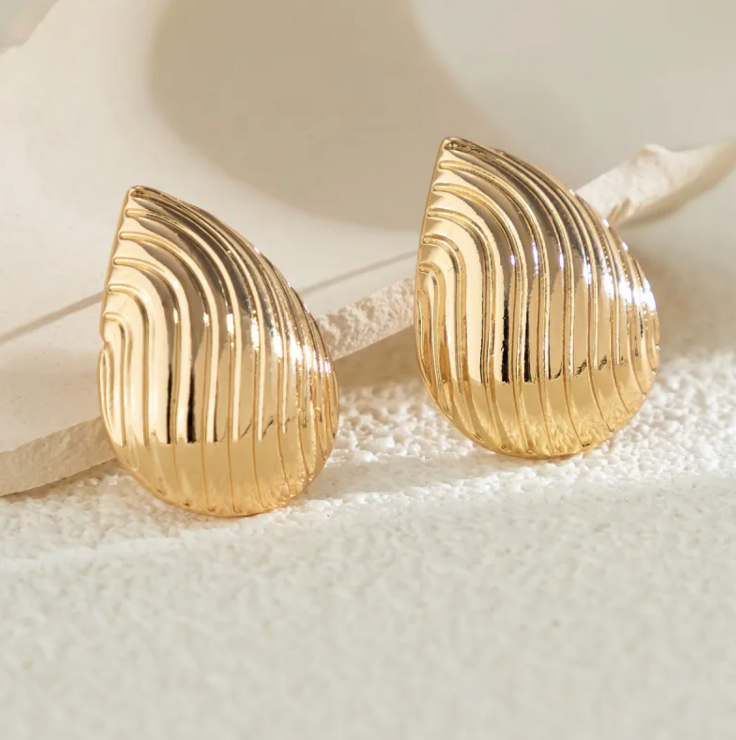Vintage-Ohrringe in Goldfarbe