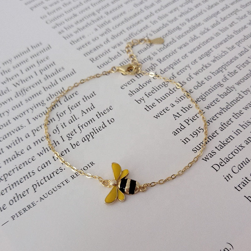 BEEA – Elegant Queen Bee Armband Accessory