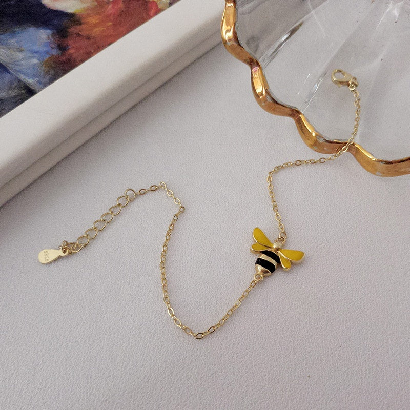 BEEA – Elegant Queen Bee Armband Accessory