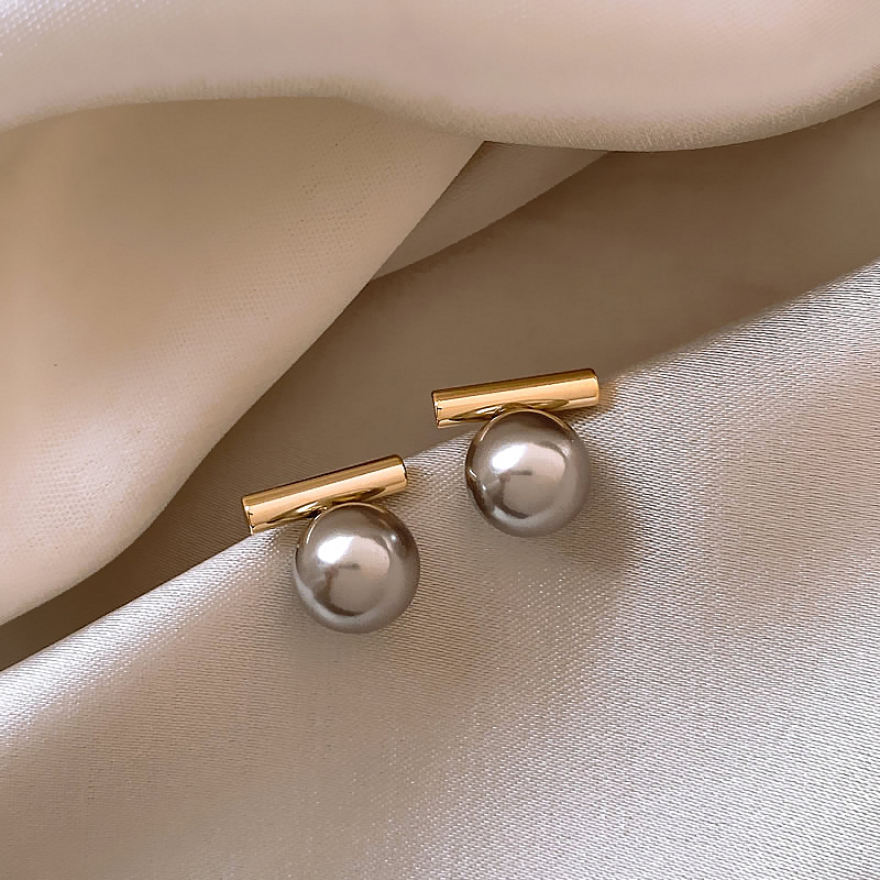 Elegante Dunkle Perlenohrstecker