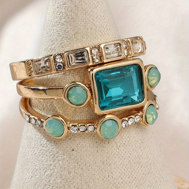 Stilvolles Ring-Set mit blauem Kristall