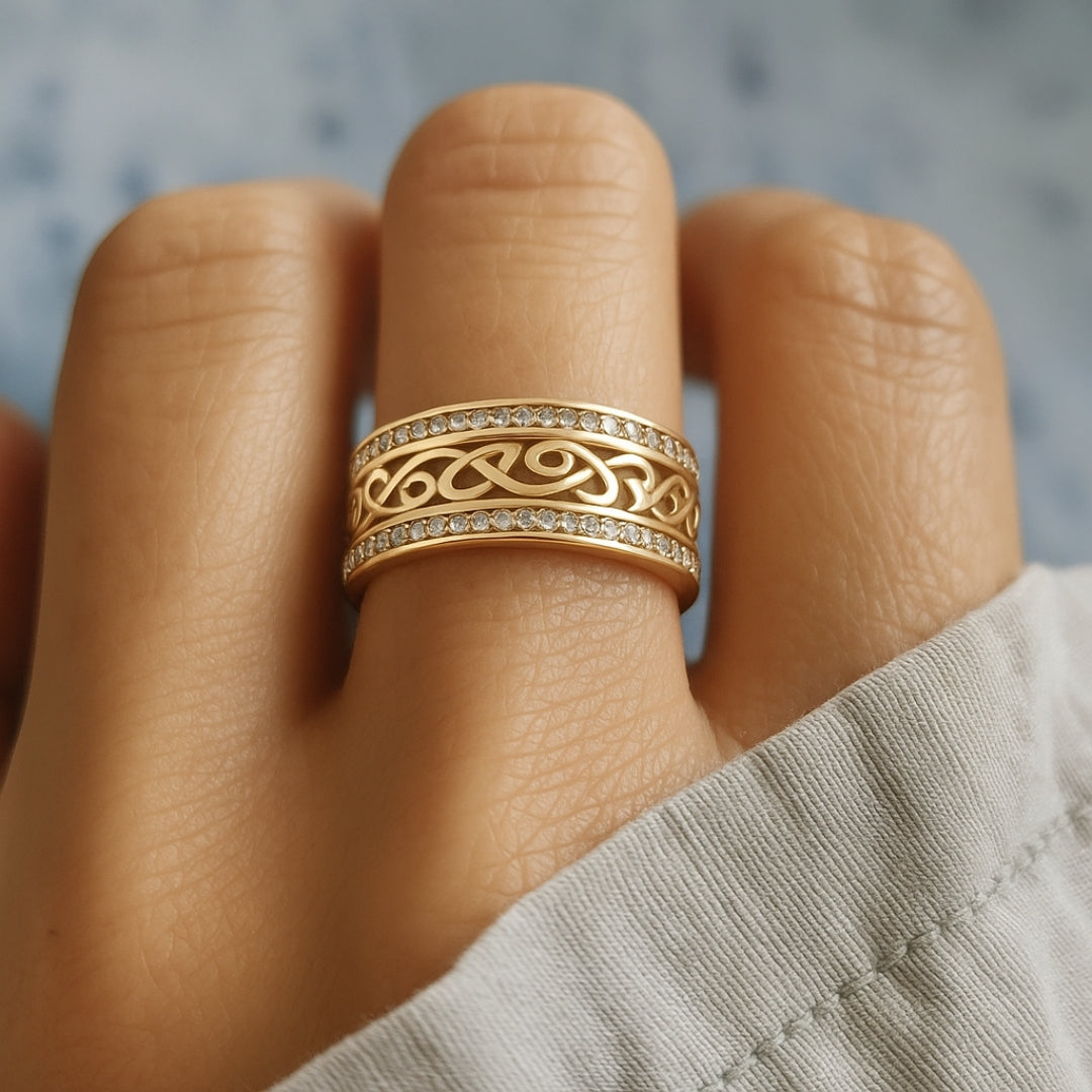 Eleganter Hohler Ring mit Zirkonen