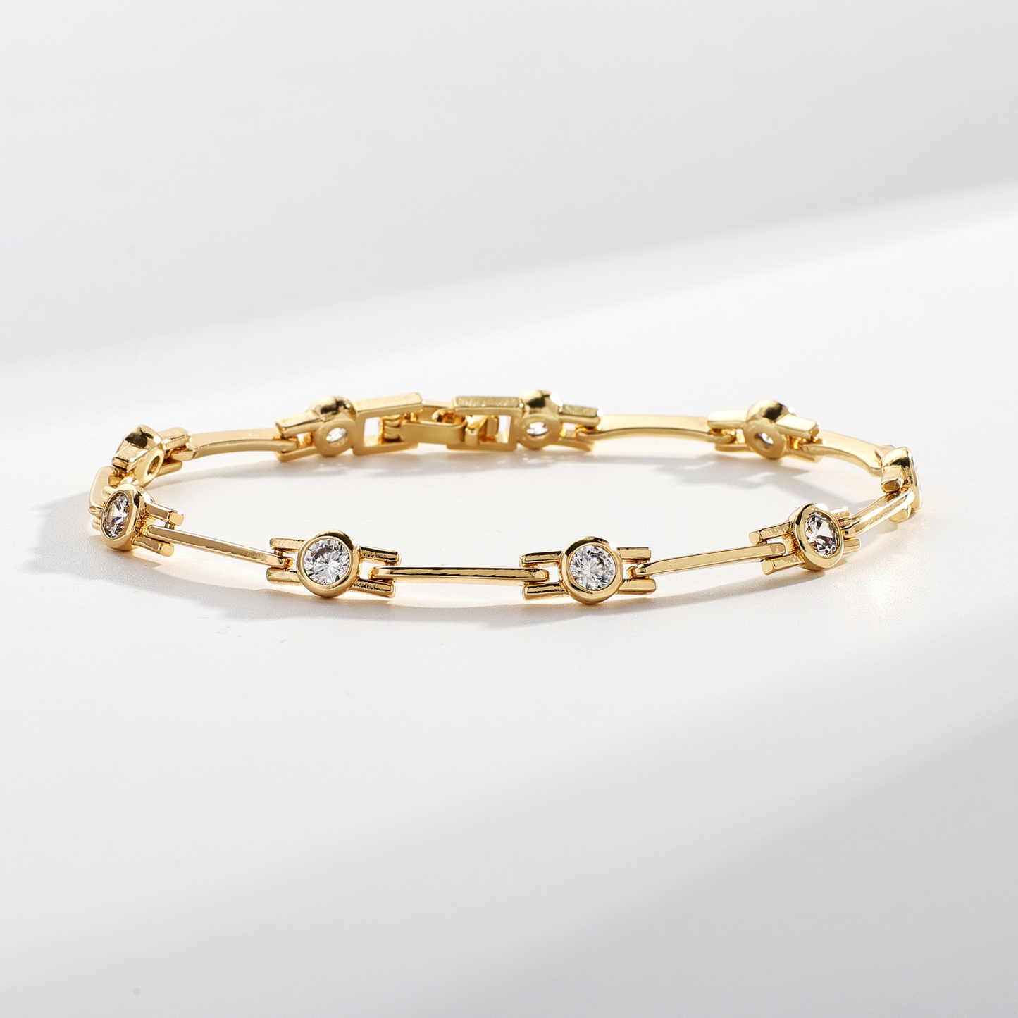Elegantes Armband mit Zirkonen in Gold