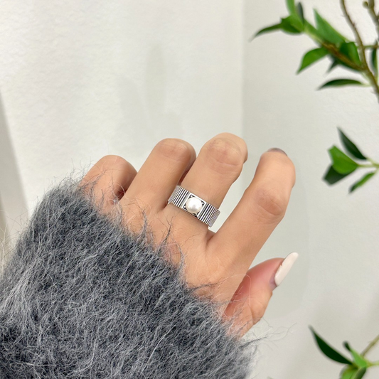 Dunkler Ring mit Vintage-Perle