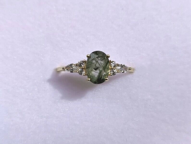 Eleganter Ring mit strahlendem grünen Energiestein und Zirkonia