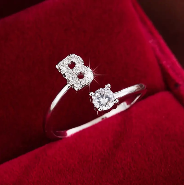 Faszinierender Buchstabenring aus Gold und Silber, besetzt mit funkelnden Diamanten