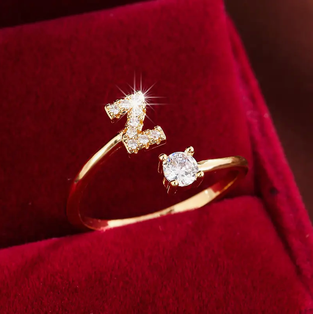 Faszinierender Buchstabenring aus Gold und Silber, besetzt mit funkelnden Diamanten