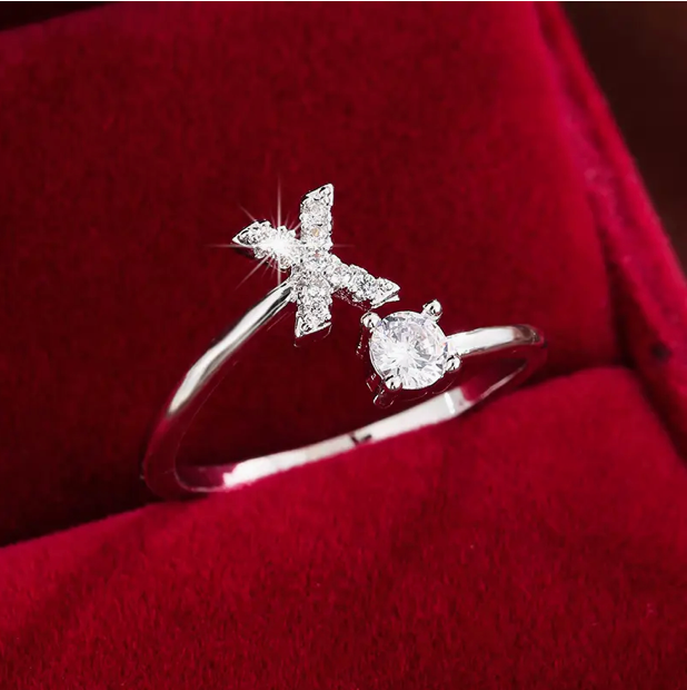 Faszinierender Buchstabenring aus Gold und Silber, besetzt mit funkelnden Diamanten