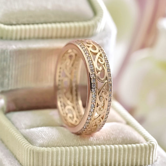 Goldring mit hellem Hohlraum