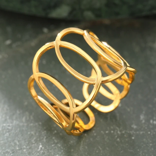 Eleganter Goldfarbener Ring mit charmanten Kreisen