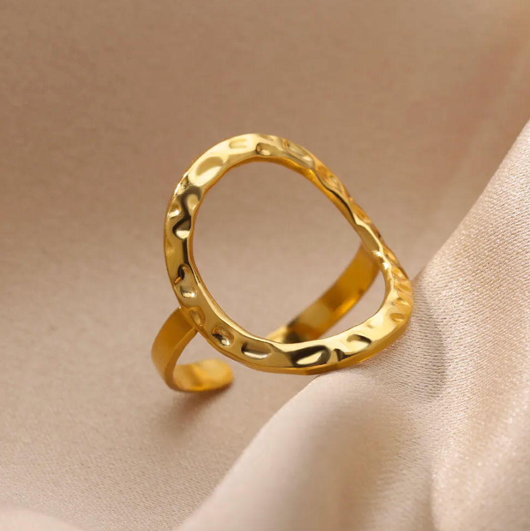 Eleganter Goldfarbener Ring mit auffälligem Großkreis