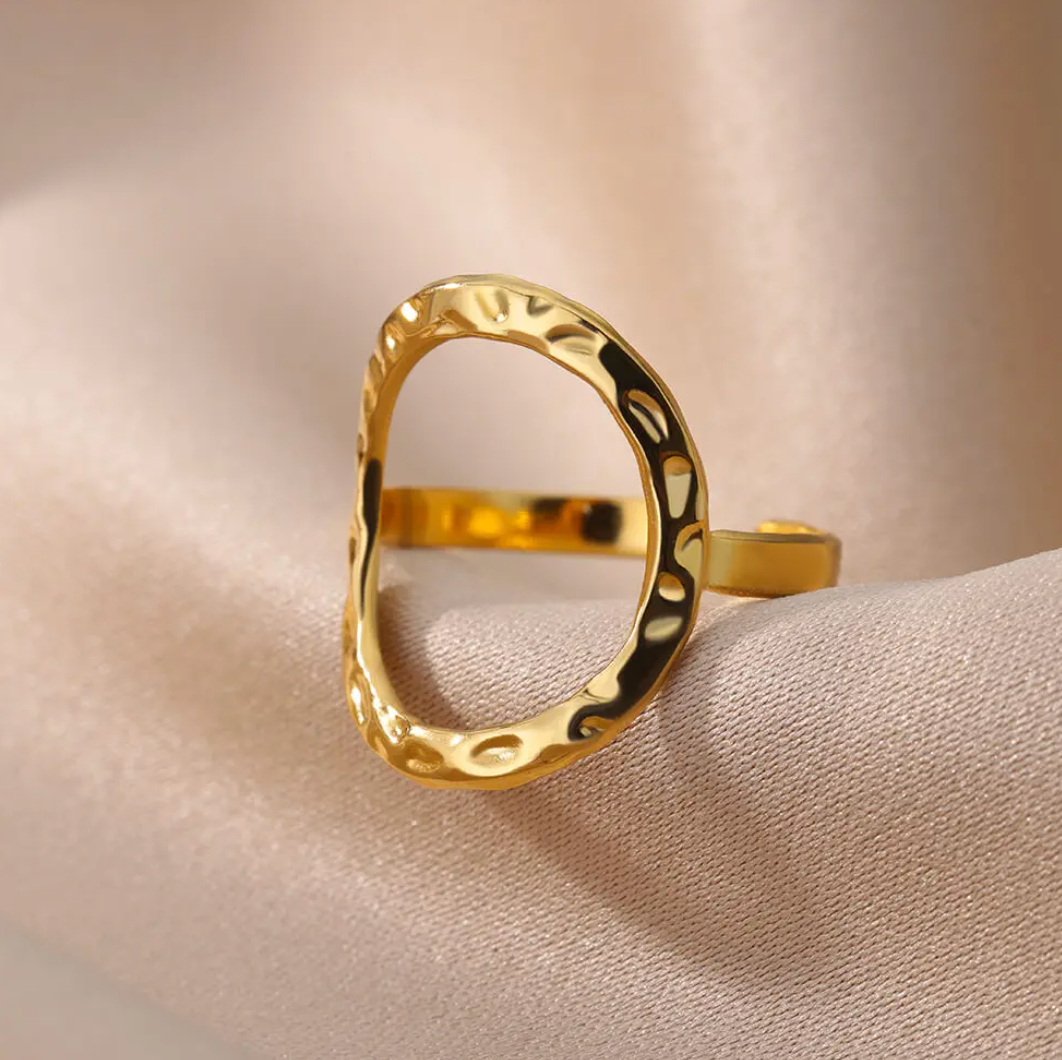 Eleganter Goldfarbener Ring mit auffälligem Großkreis