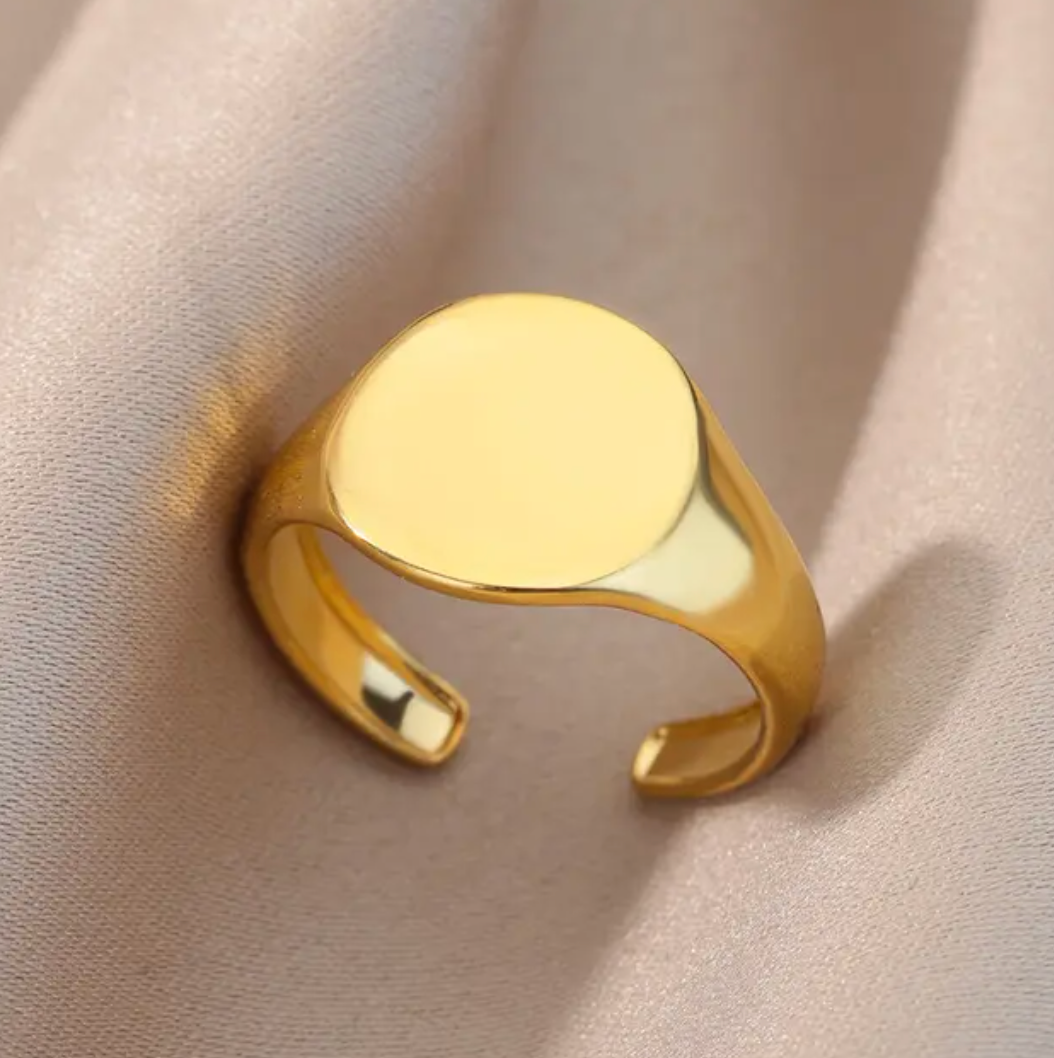 Eleganter Goldfarbener Ring mit exquisite rundem Siegel