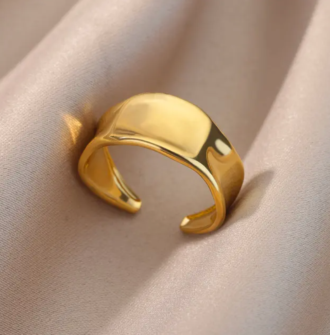 Eleganter Klassischer Ring in Goldfarbe inspiriert von den Sternen