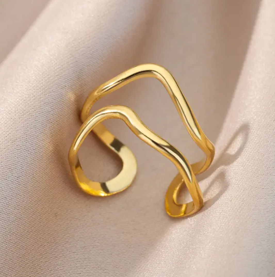 Eleganter Ring in Goldfarbe mit faszinierenden Schallwellendesigns