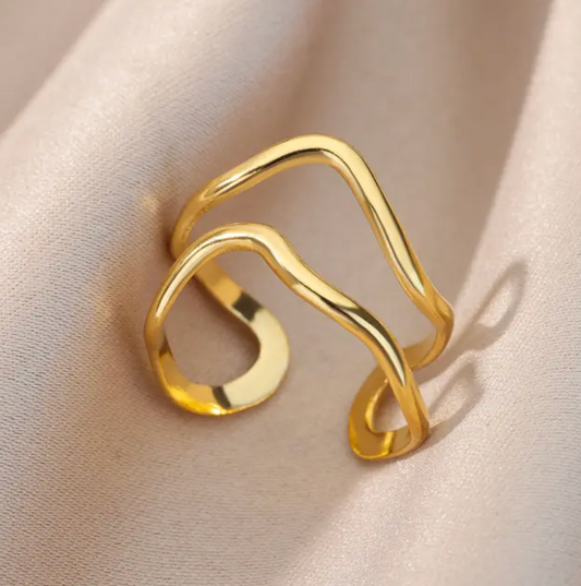 Eleganter Ring in Goldfarbe mit faszinierenden Schallwellendesigns
