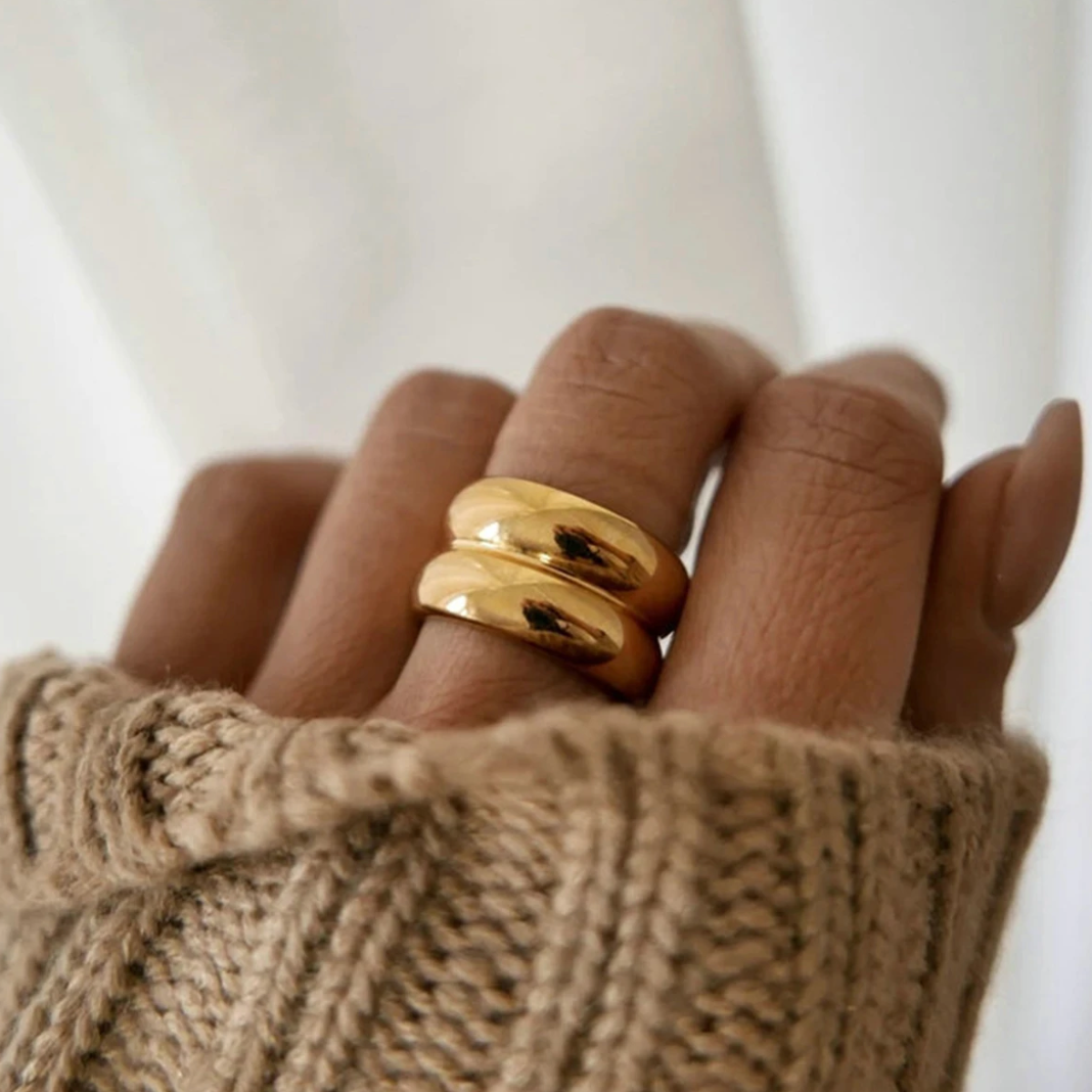 Doppelter klassischer Ring in edlem Goldfarbe