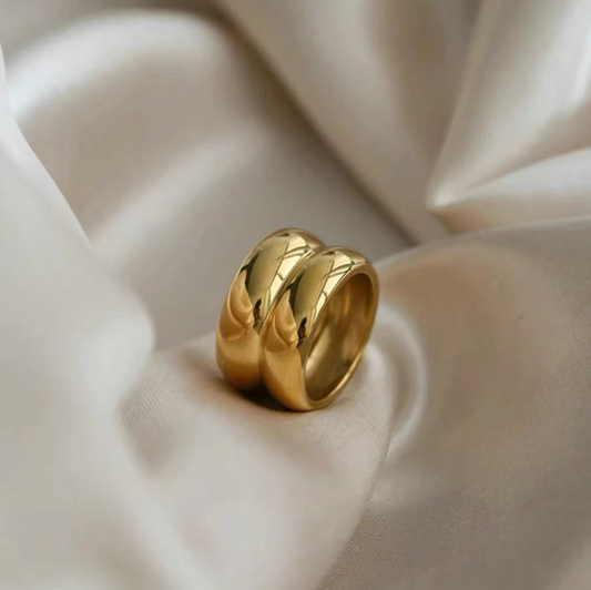Doppelter klassischer Ring in edlem Goldfarbe