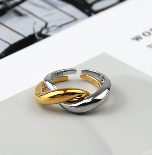 Eleganter Ring in Silberner oder Goldener Farbe im stilvollen Design