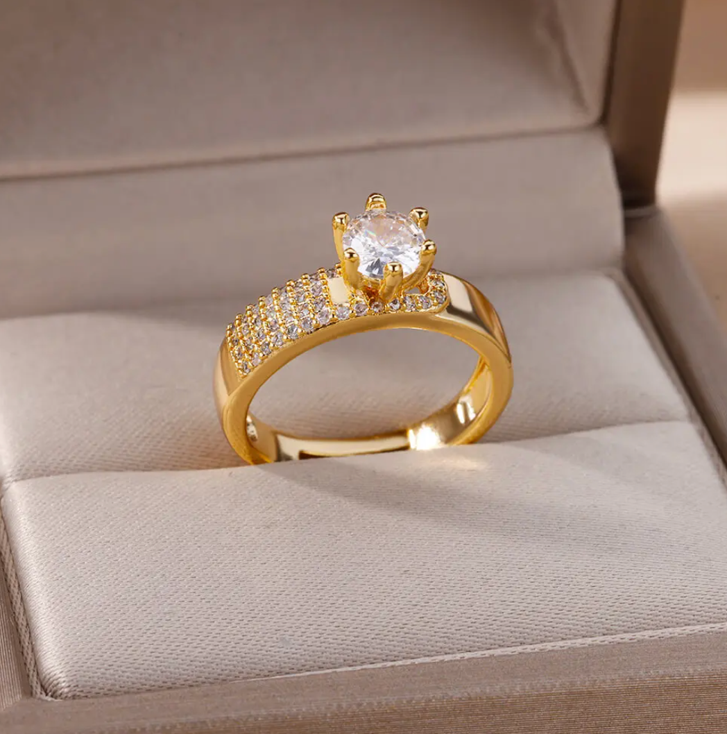 Eleganter Ring in Goldfarbe mit strahlendem Queen Stone