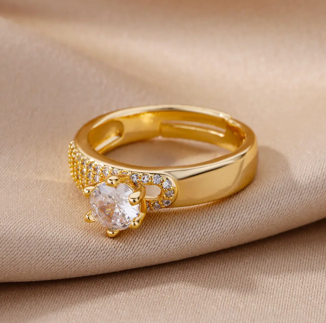 Eleganter Ring in Goldfarbe mit strahlendem Queen Stone
