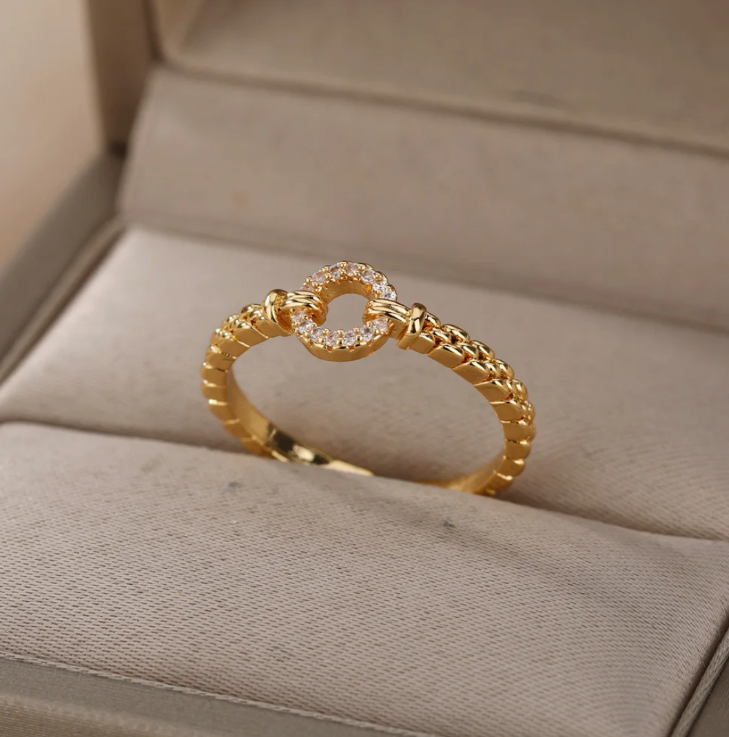 Eleganter Ring "Eternal Circle" in Goldfarbe mit funkelnden kubischen Zirkonen
