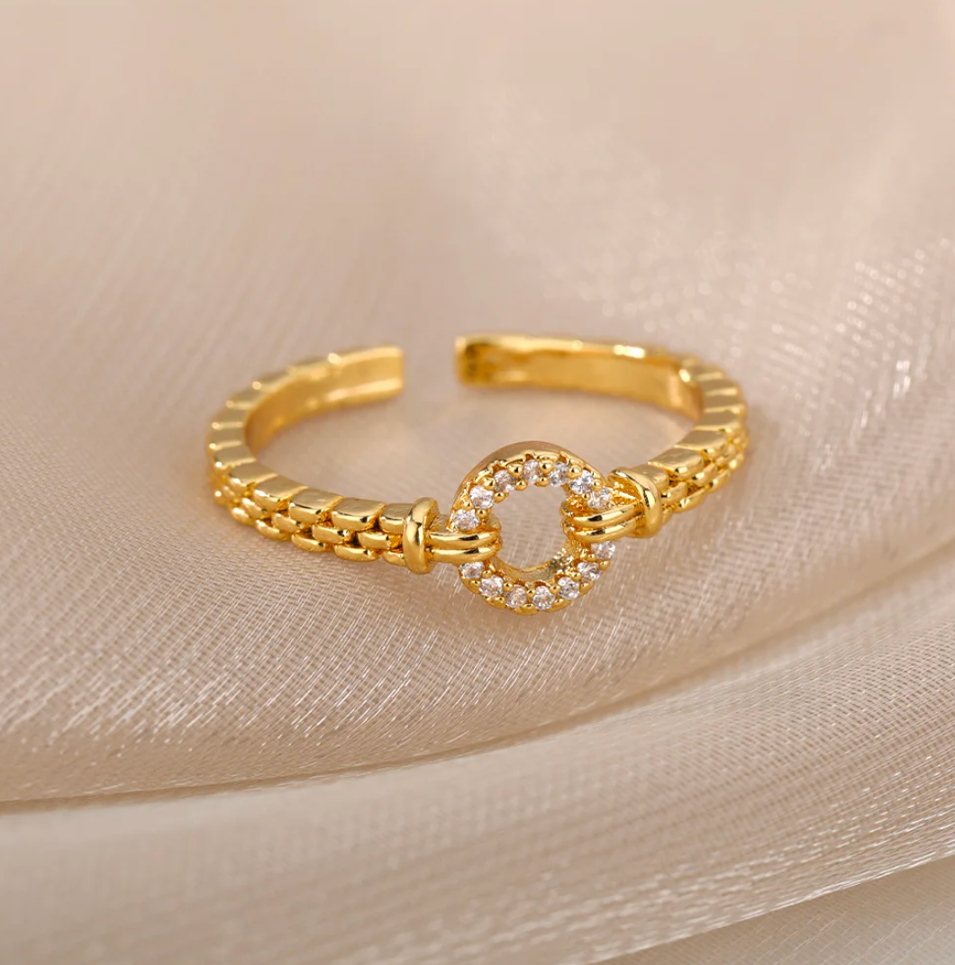 Eleganter Ring "Eternal Circle" in Goldfarbe mit funkelnden kubischen Zirkonen
