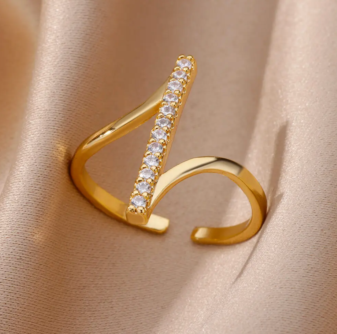 Eleganter Ring in Goldfarbe mit funkelnden Zirkonen in stilvoller Zirkonfassung