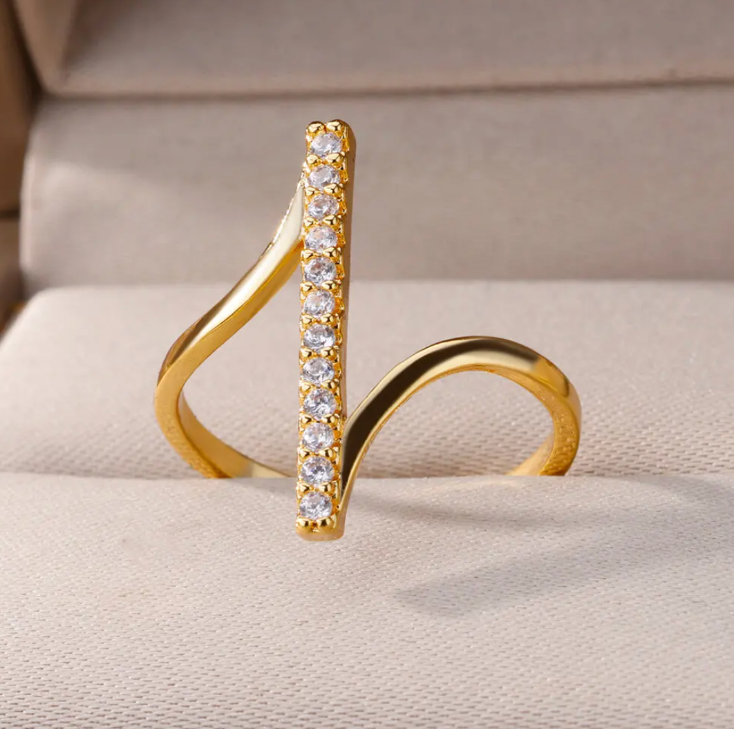 Eleganter Ring in Goldfarbe mit funkelnden Zirkonen in stilvoller Zirkonfassung