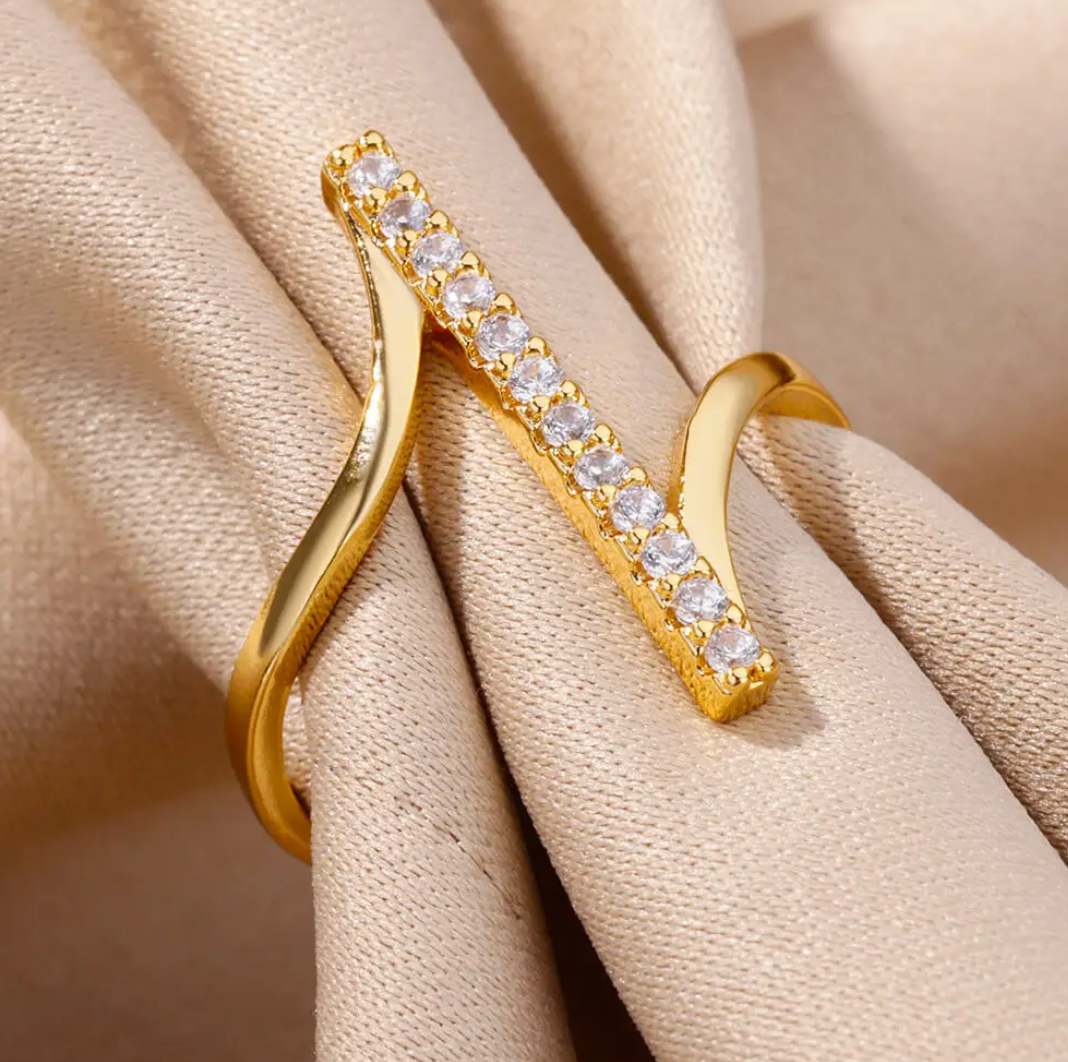 Eleganter Ring in Goldfarbe mit funkelnden Zirkonen in stilvoller Zirkonfassung