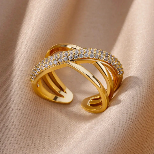 Eleganter Goldfarbener Ring mit kunstvollen, verschlungenen Pfaden und funkelnden Zirkonias