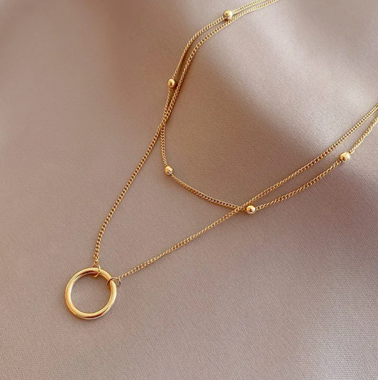 Elegante Goldfarbige Doppelhalskette mit zeitlosem Ring-Design