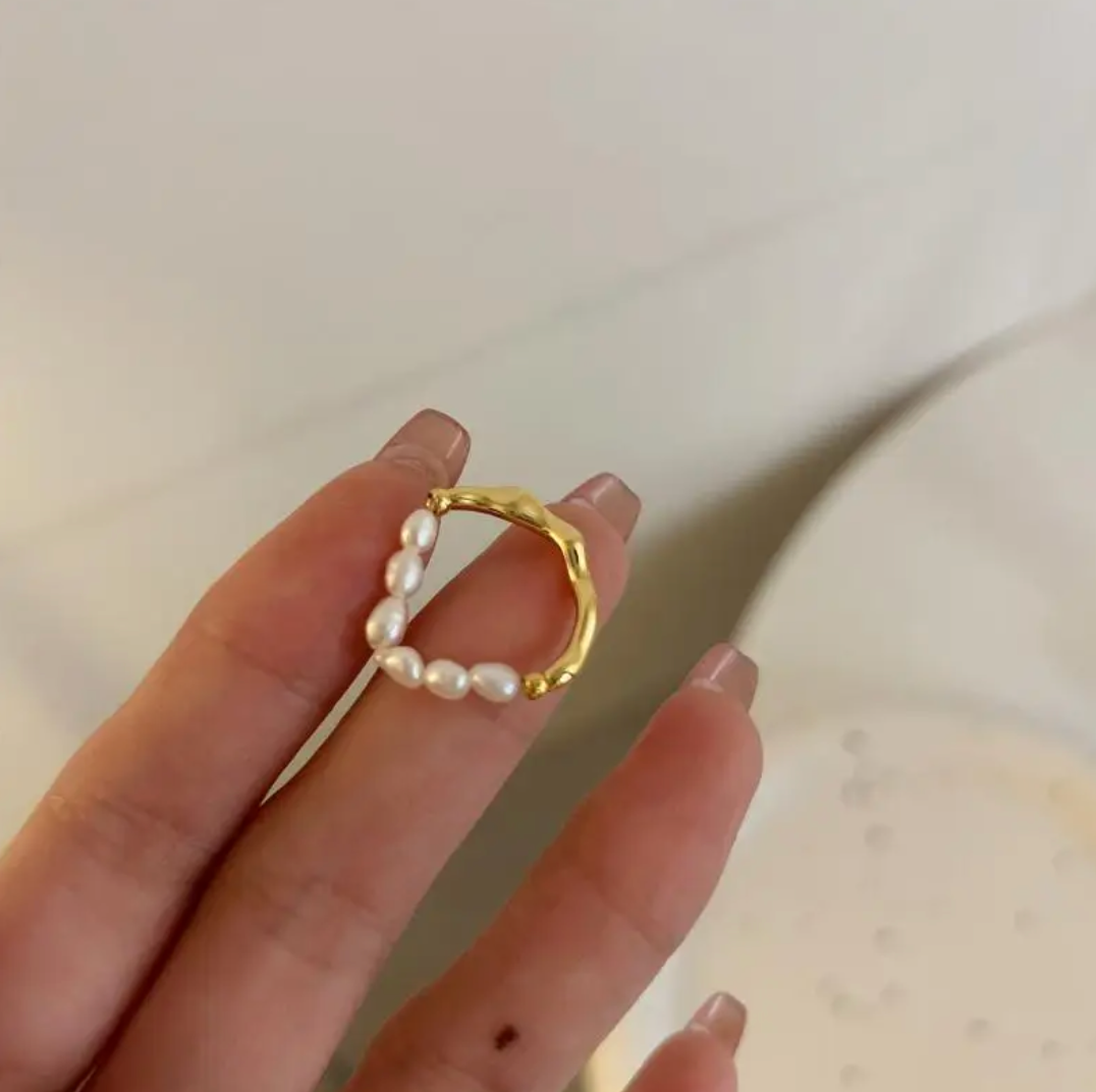 Eleganter Ring in Goldfarbe mit edlen Kaspischen Meeresperlen