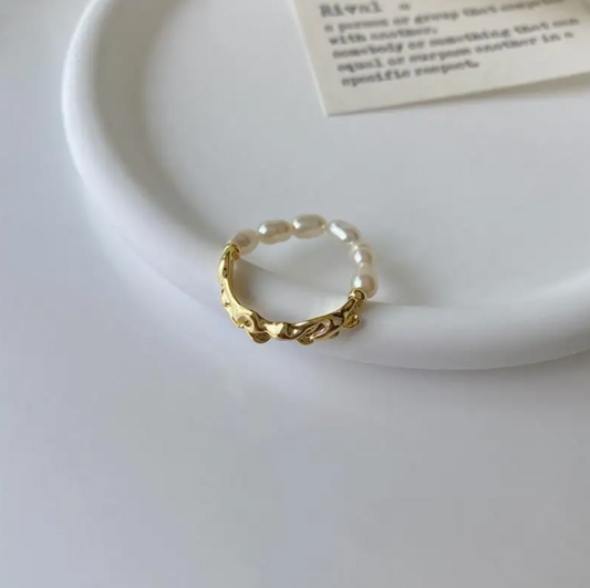 Eleganter Ring in Goldfarbe mit edlen Kaspischen Meeresperlen