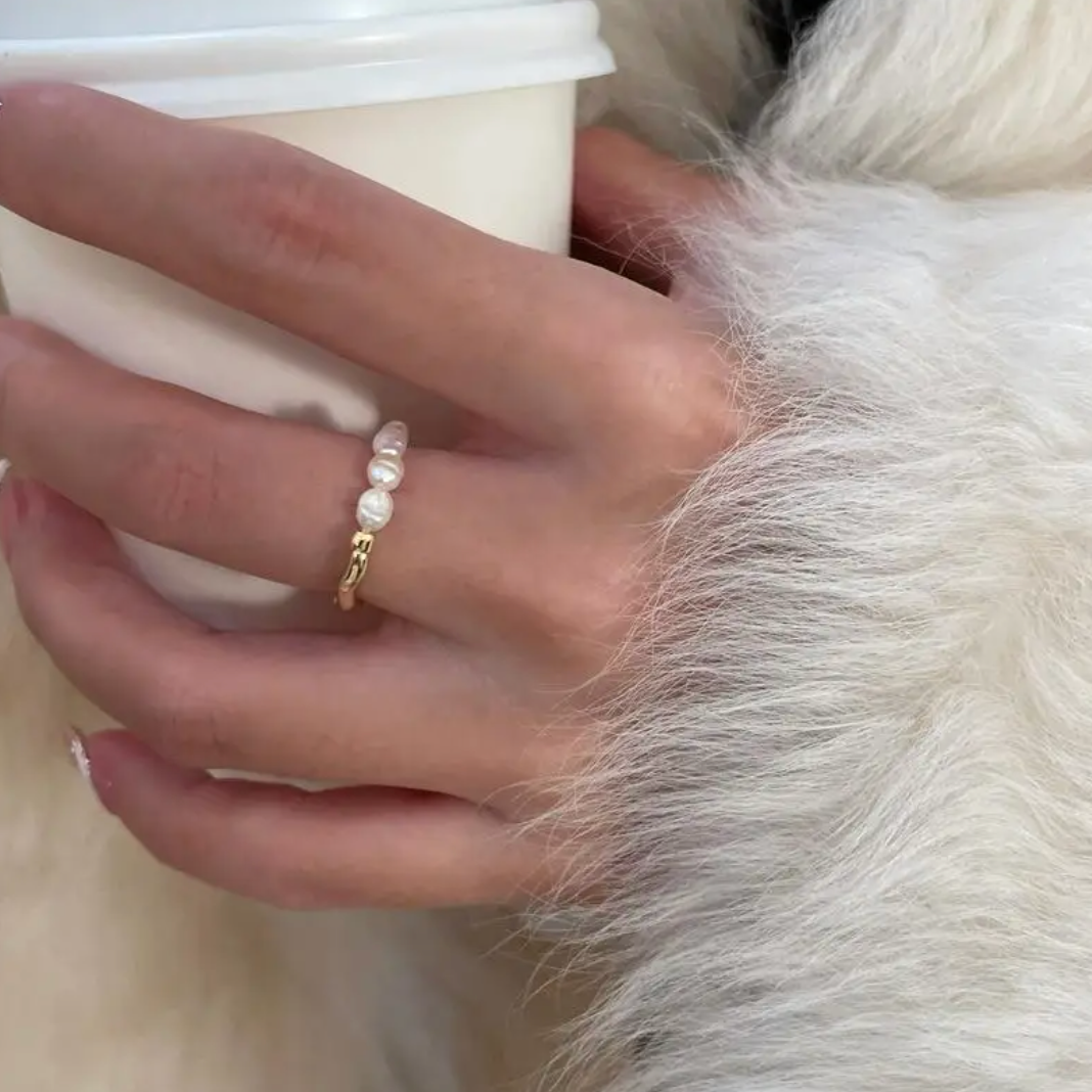 Eleganter Ring in Goldfarbe mit edlen Kaspischen Meeresperlen