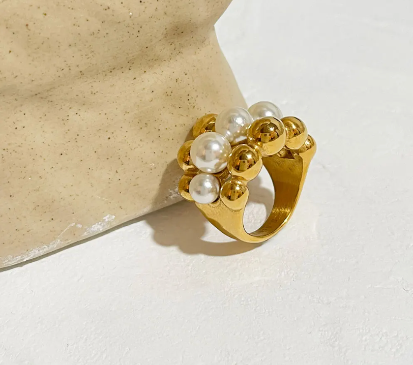 Eleganter Goldfarbener Ring im stilvollen Perlenmuster