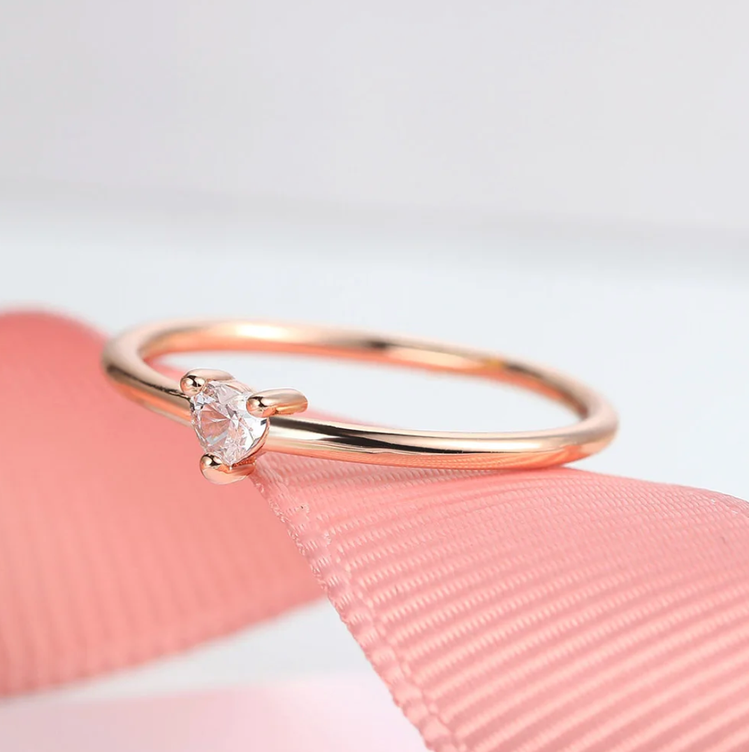Eleganter Ring aus 18K Roségold vergoldet mit einem zeitlosen, feinen Zirkon