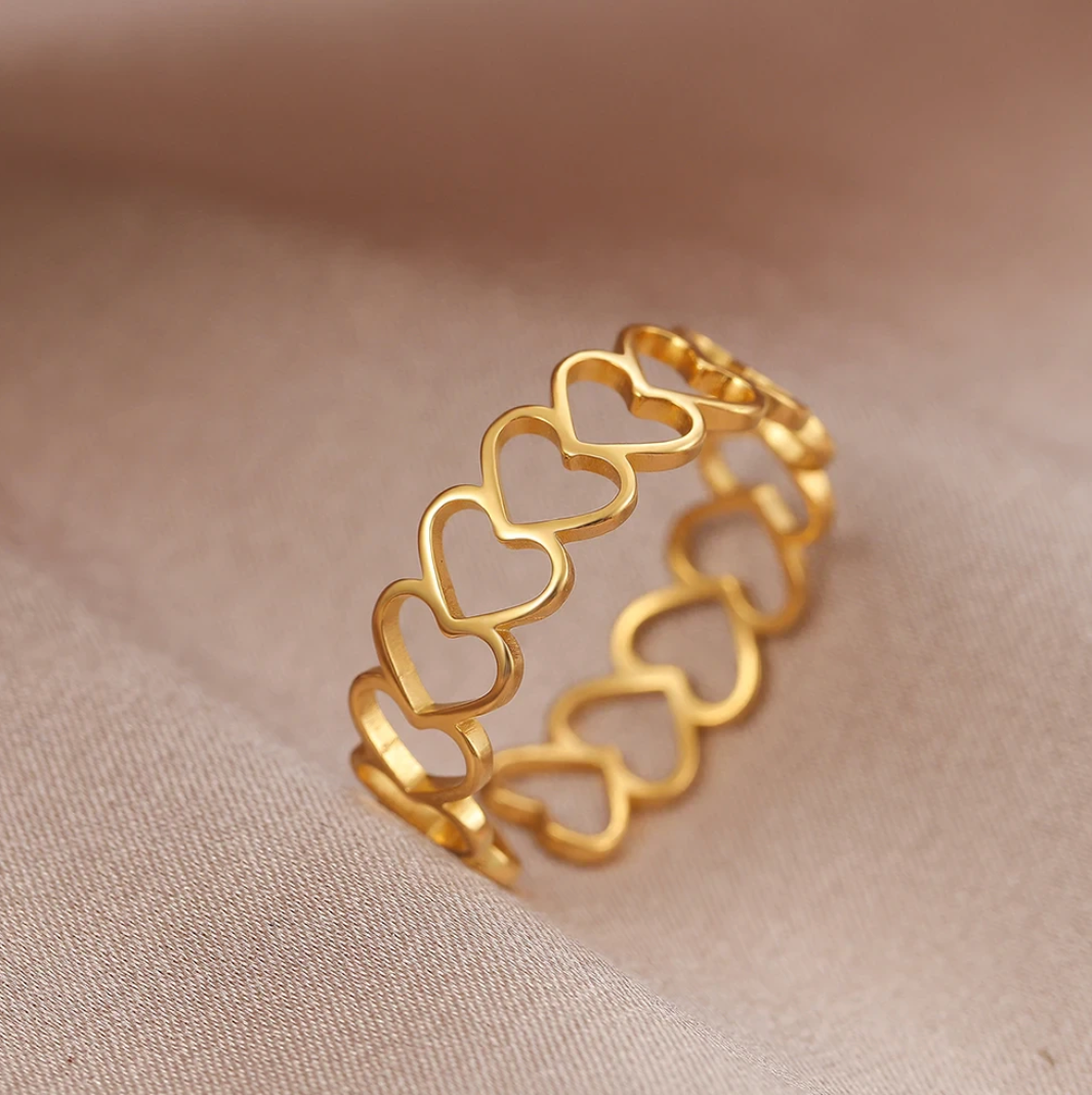 Eleganter verstellbarer Ring mit herzförmigem Design in edler 18K Goldplattierung