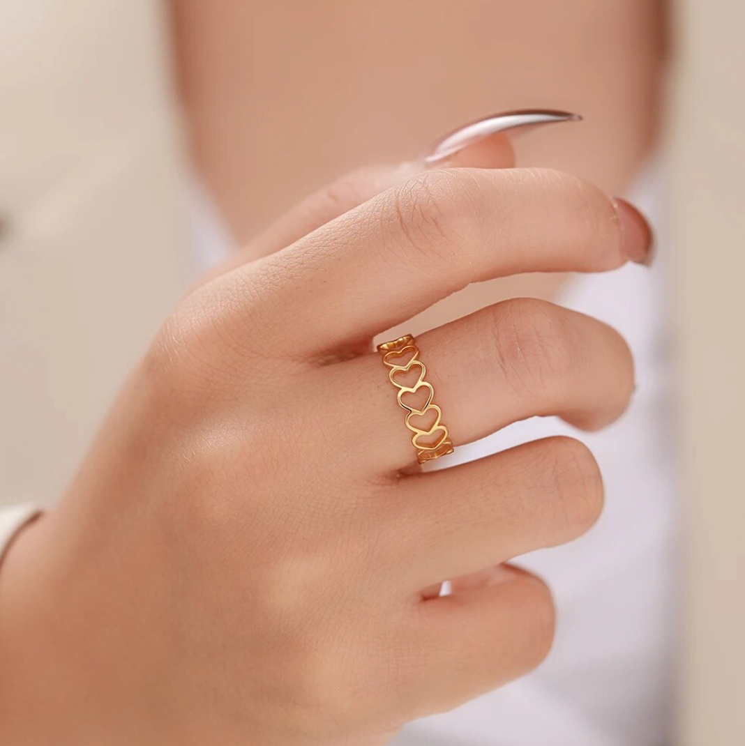 Eleganter verstellbarer Ring mit herzförmigem Design in edler 18K Goldplattierung