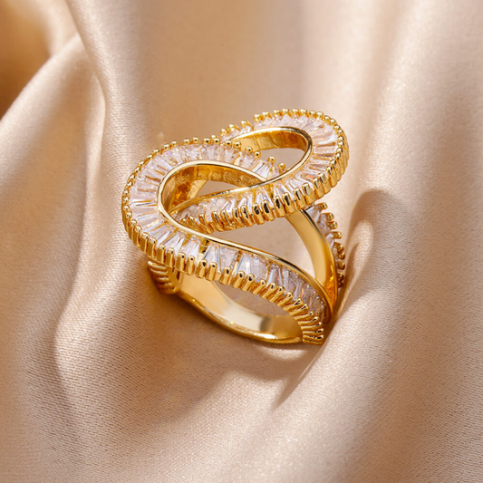 Eleganter 18K Gold plattierter Ring mit funkelnden Zirkoniastein-Elementen