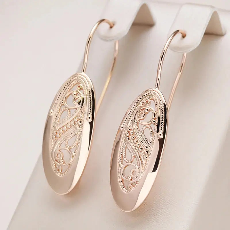 Elegante hohle Goldohrringe