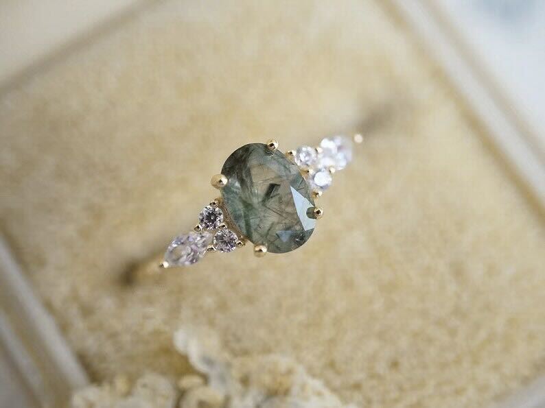 Eleganter Ring mit strahlendem grünen Energiestein und Zirkonia