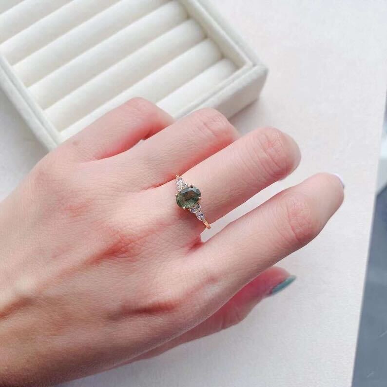 Eleganter Ring mit strahlendem grünen Energiestein und Zirkonia