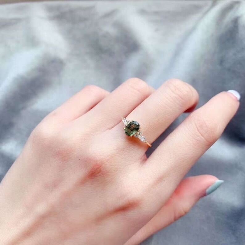 Eleganter Ring mit strahlendem grünen Energiestein und Zirkonia