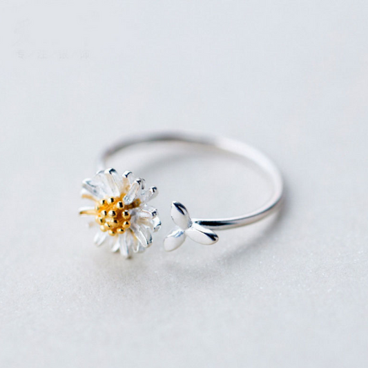 Zauberhafter verstellbarer Ring aus 925 Sterling Silber mit handgemalten Gänseblümchen