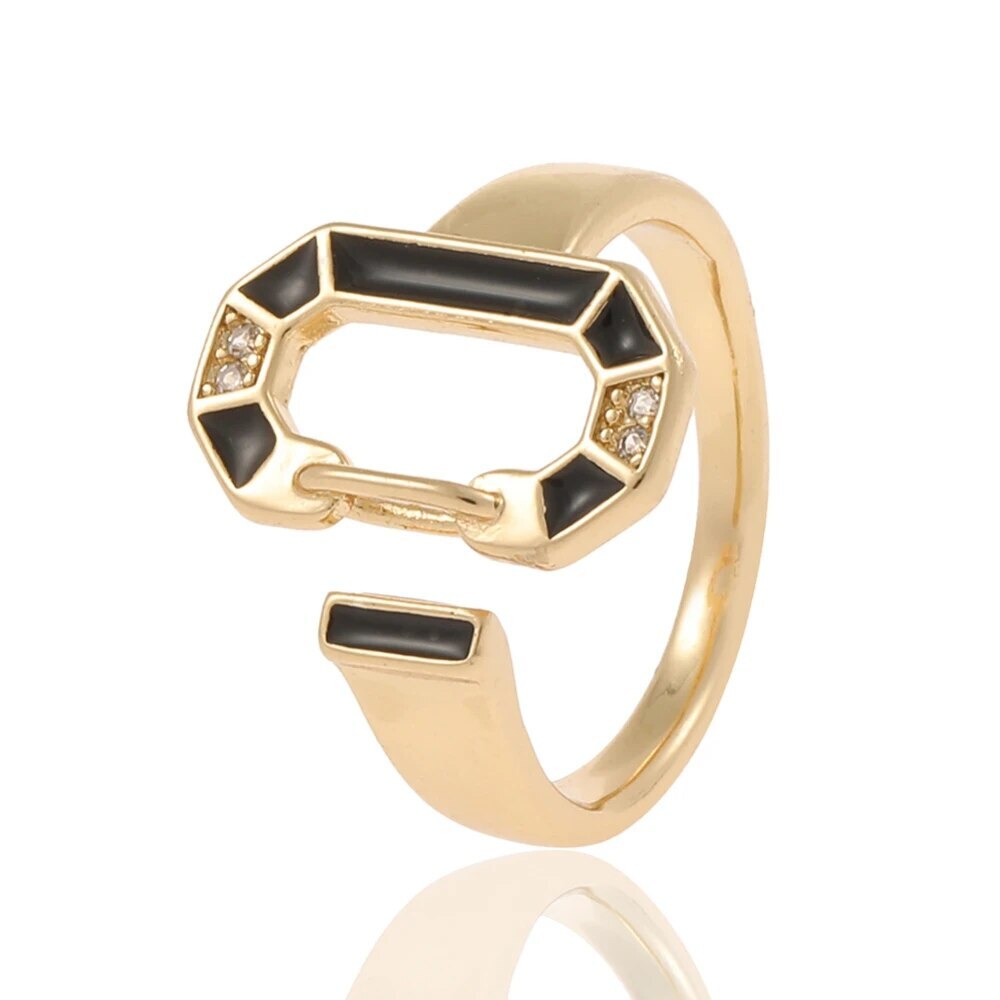 Elegante runde Ringe in Goldfarbe mit leuchtenden Farben