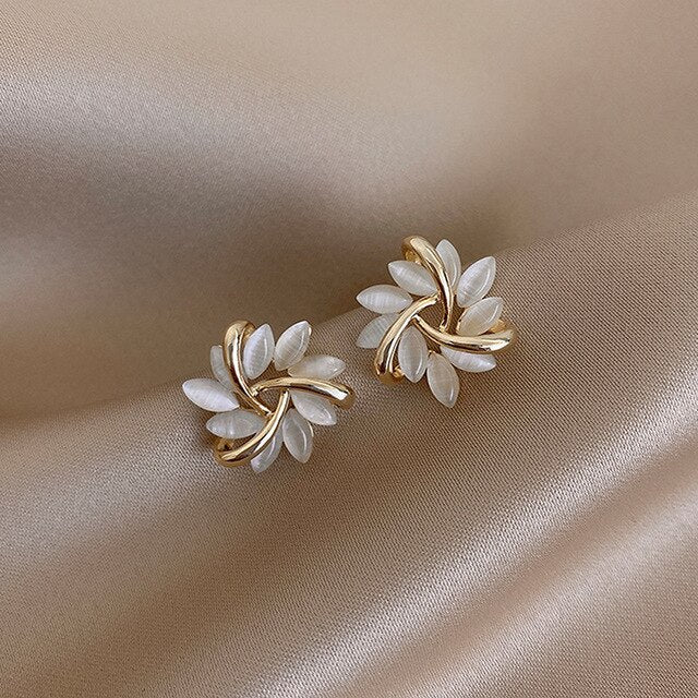 Luxuriöse, elegante Ohrringe mit weißem Opal