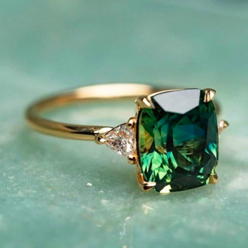 Minimalistischer, eleganter Ring mit grünem Zirkonia