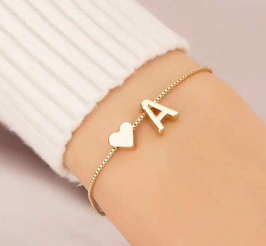 Zarte Herz-Armbandkette mit Buchstabenperlen