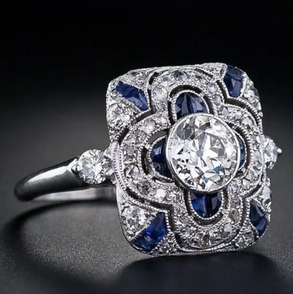 Vintage-inspirierter Silberring mit blauem Zirkonia